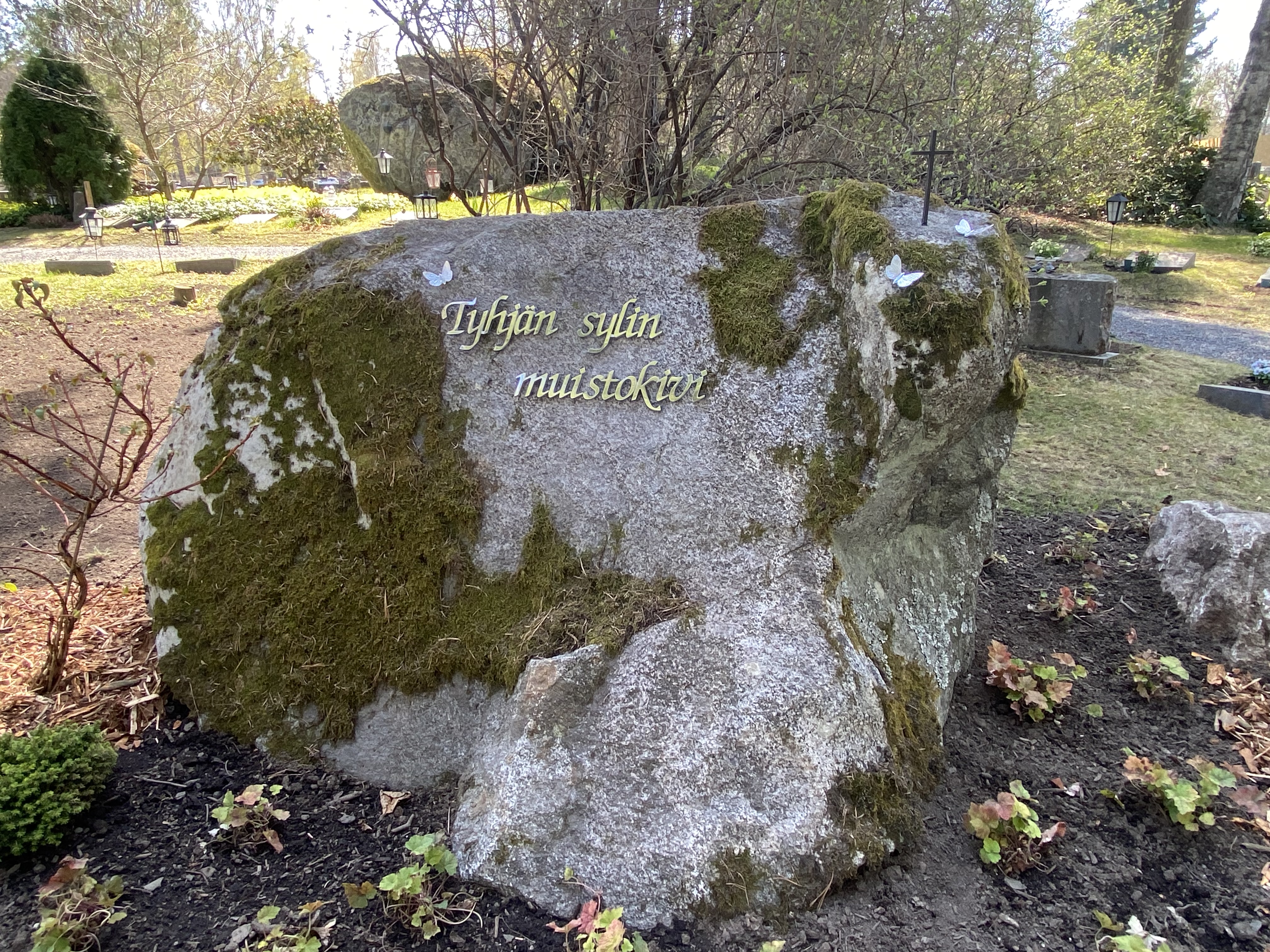 Iso kivi, jossa lukee Tyhjän sylin muistokivi.
