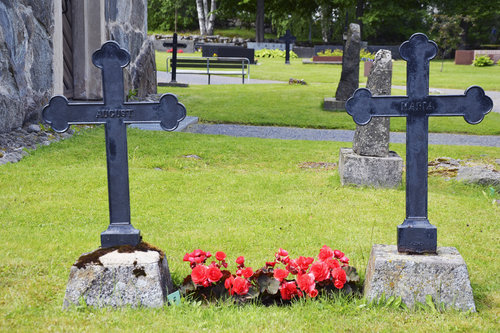 Augustin ja Marian haudat Sääksmäen hautausmaalla.