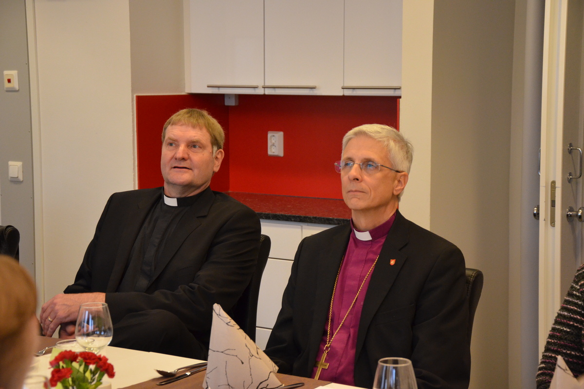Piispan seurue lounaalla VAAO:ssa. Vieraat toivotti tervetulleeksi osastonjohtaja Pirjo Hauvala.