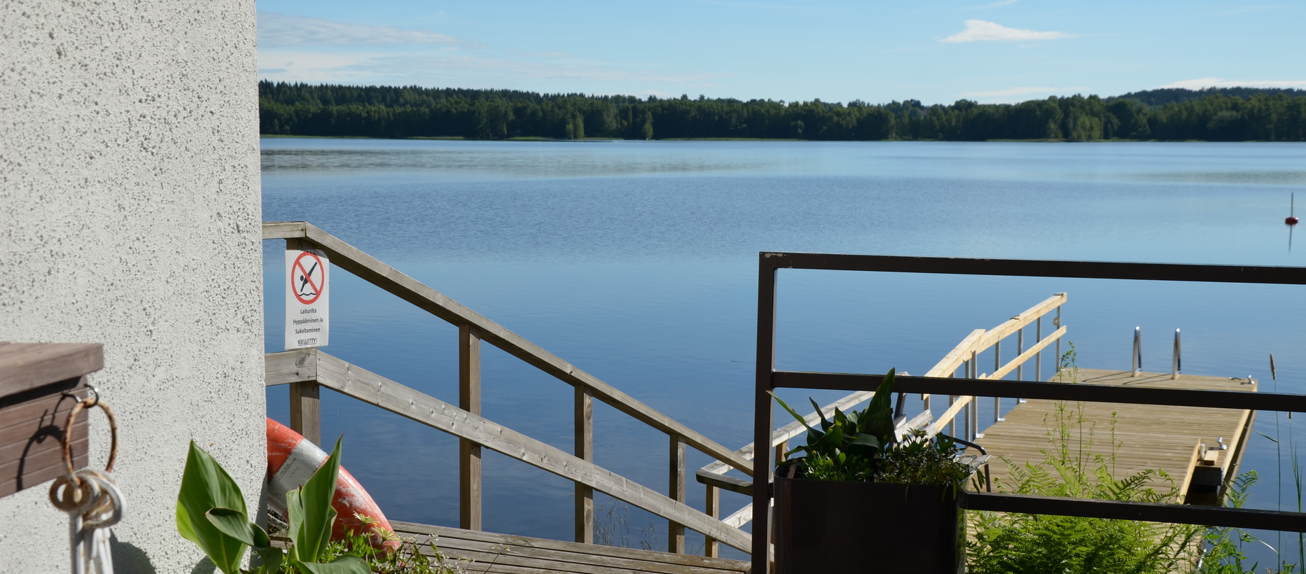 Avaa kuva isommaksi Heinäkuun aamupäivää rantasaunalla.