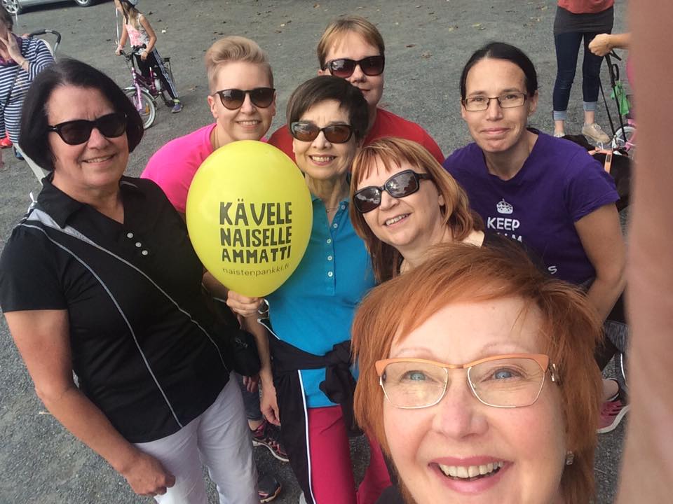 Naisten Pankin kuukausitapaaminen iloisia naisia ja ilmapalloja