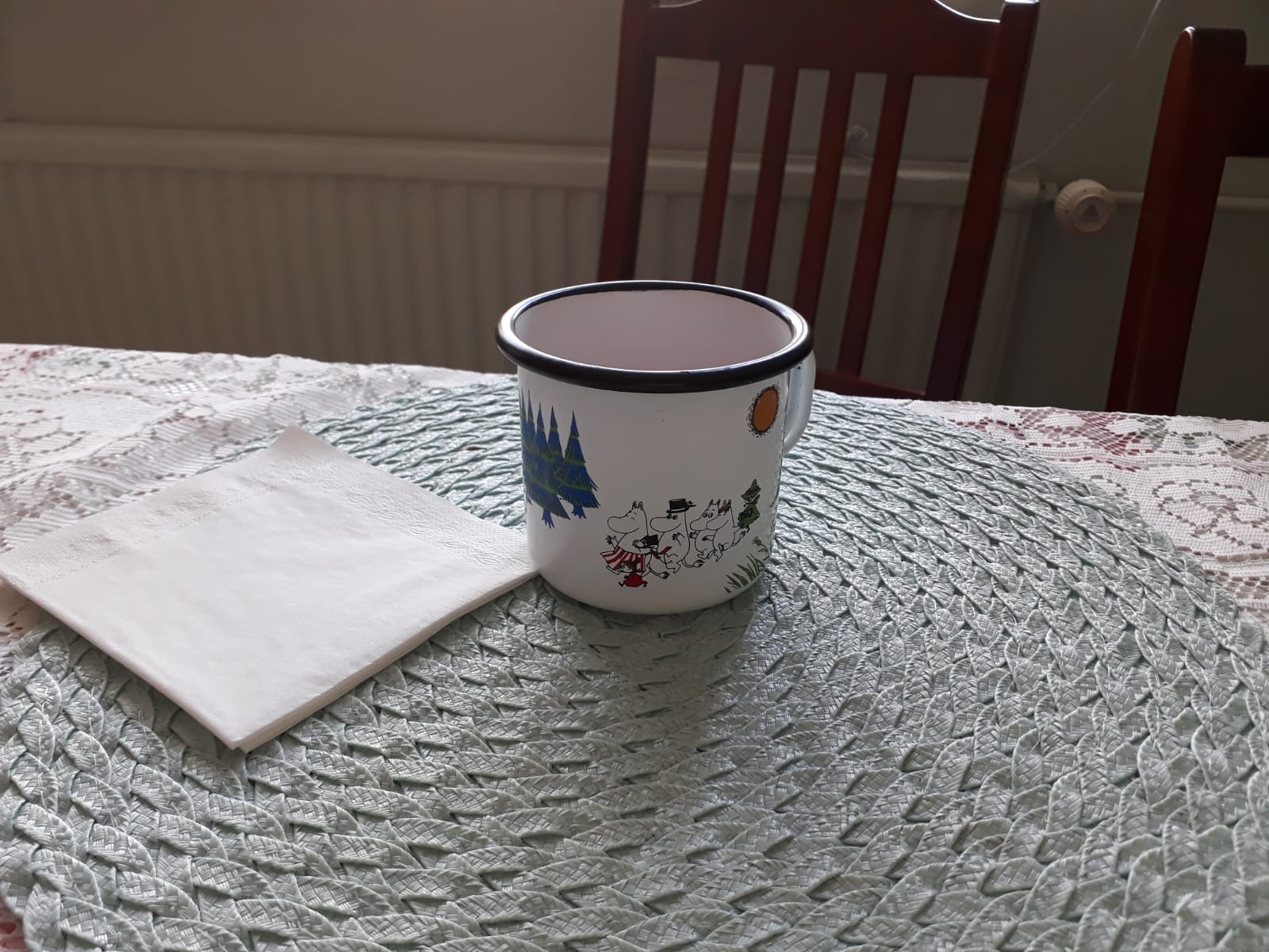 kahvikuppi ja servetti pöydällä