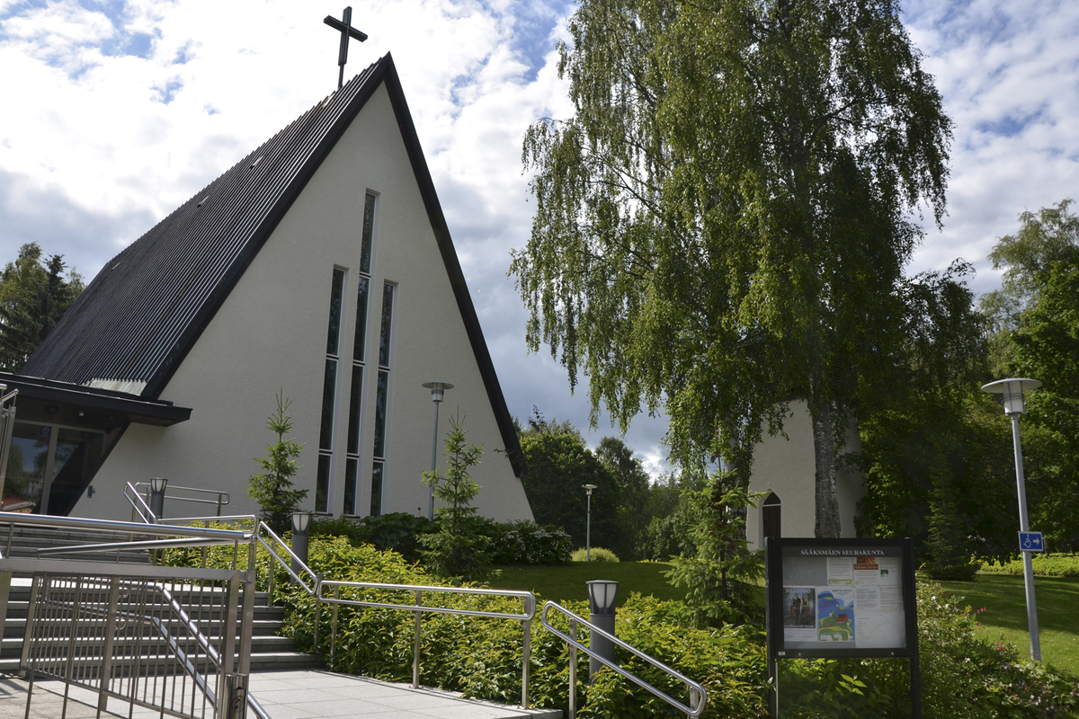 Kappelikirkon pääty, hautausmaata, portaat kirkolle, kesä