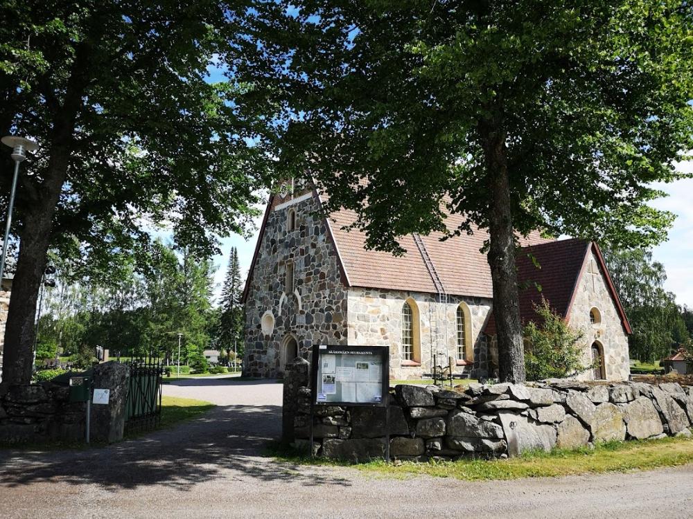 Sääksmäen kirkko Valkeakoskella, puita, kesä, avoin portti